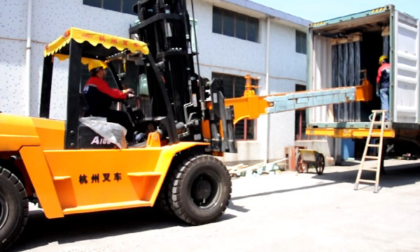 杭州叉車(chē)|玻璃行業(yè)，叉車(chē)串桿屬具卸貨實(shí)拍案例